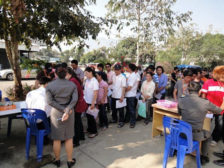 เจ้าหน้าที่สำนักงานใหญ่ นำคนงาน มาที่ด่านท่าขึ้เหล็ก เชียงราย เพื่อทำหนังสือเดินทาง 