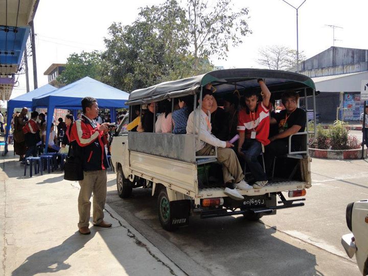 เจ้าหน้าที่สำนักงานใหญ่ นำคนงาน มาที่ด่านท่าขึ้เหล็ก เชียงราย เพื่อทำหนังสือเดินทาง 